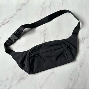 Lululemon US OS (4.5 L) Black On The Beat Belt Bag